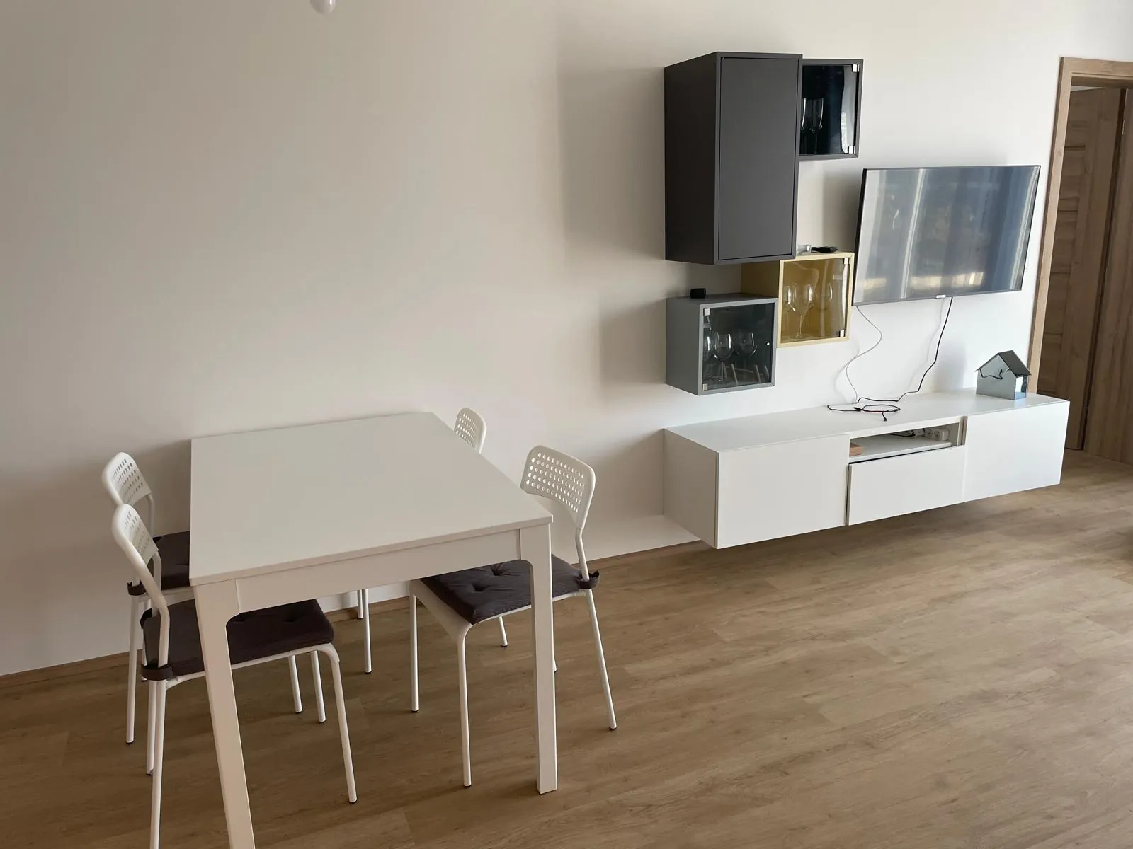 Interiér s detailním pohledem na zařízení