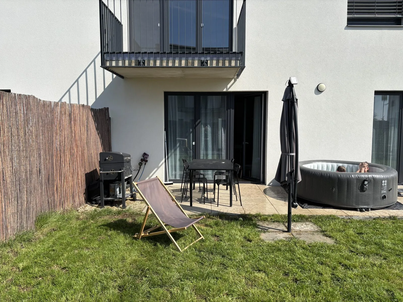 Zahrada apartmánu s terasou, grilem a vířivkou