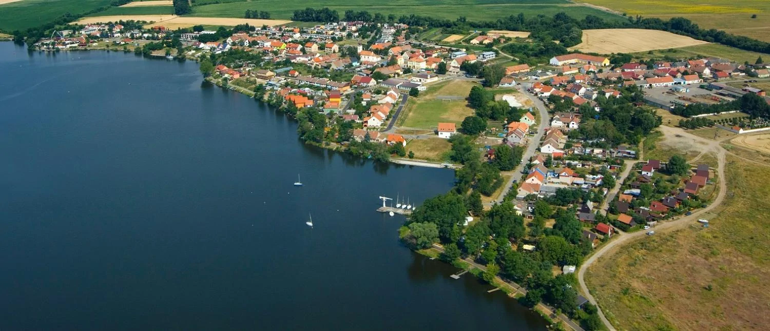 Pasohlávky und der Nové-Mlýny-Stausee aus der Vogelperspektive